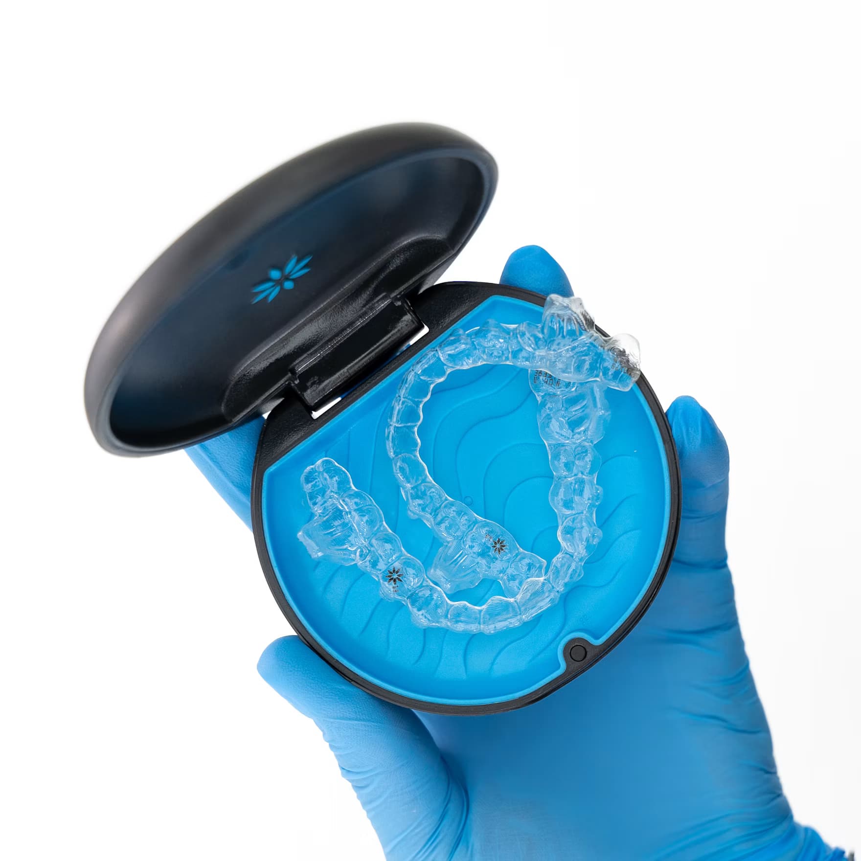 Reinigung transparenter Invisalign® Aligner unter fließendem Wasser, Ratgeber Zahnmedizin Traar Krefeld-Traar