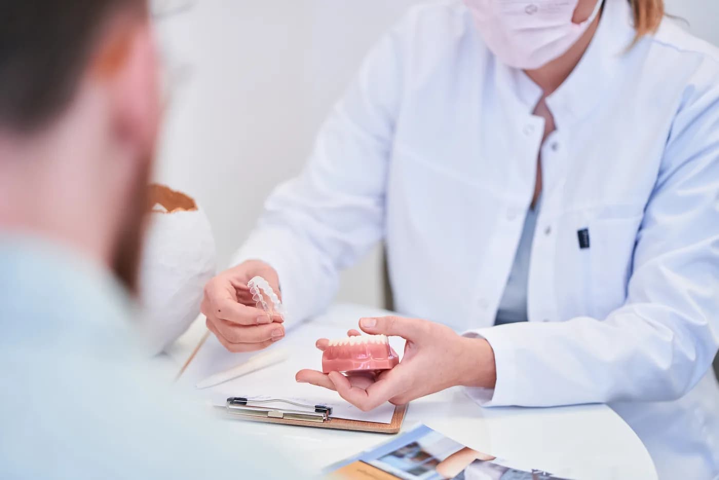 Beratung zur Zahnkorrektur mit Aligner und Zahnmodell