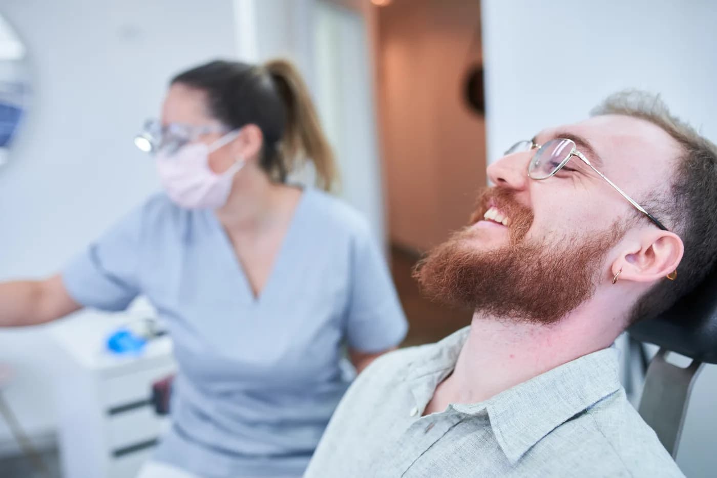 Entspannter Patient auf dem Behandlungsstuhl während der Kontrolle