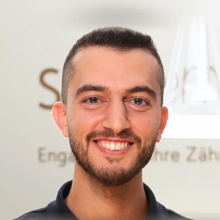 Ibrahim El Tom, Unterstützt in der Assistenz